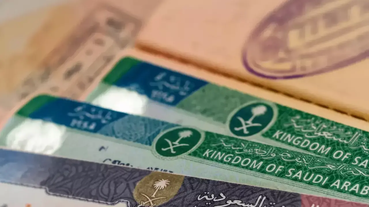 تعليق الجوازات السعودية للتأشيرات العائلية يقلص مدد التجديد إلى 83% ويؤثر على 5 ملايين مقيم